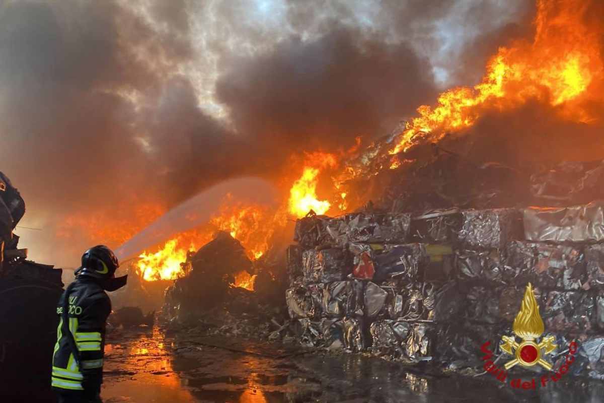 il sud sta bruciando, gli incendi sono sempre più frequenti, quasi sempre sono provocati dall'uomo e non si tratta di auto-combustione i motivi di questi eventi mettono i brividi