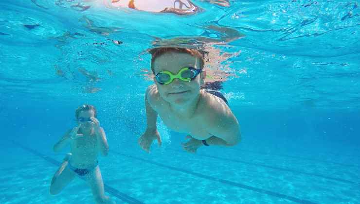 bambini in acqua