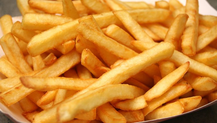 patatine fritte: l'effetto collaterale che comporta gravi rischi 