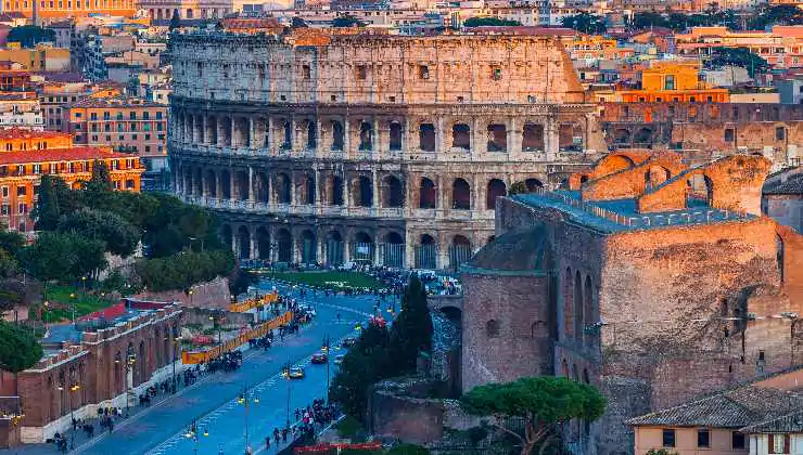 Statue al Colosseo