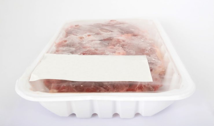 Pacco di carne congelato