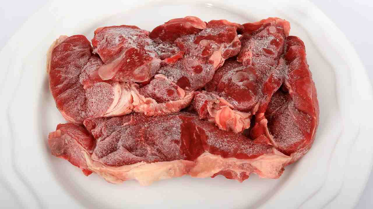 Piatto di carne congelata