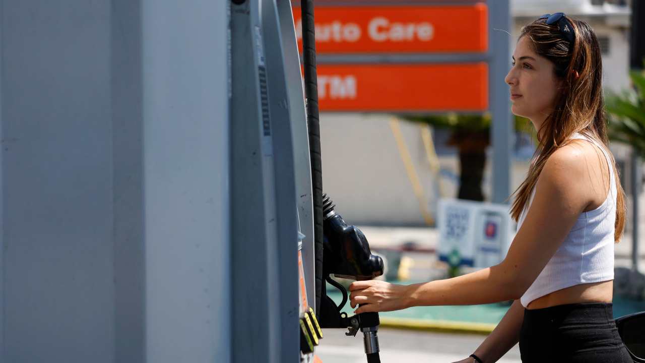 Ragazza alla pompa di benzina