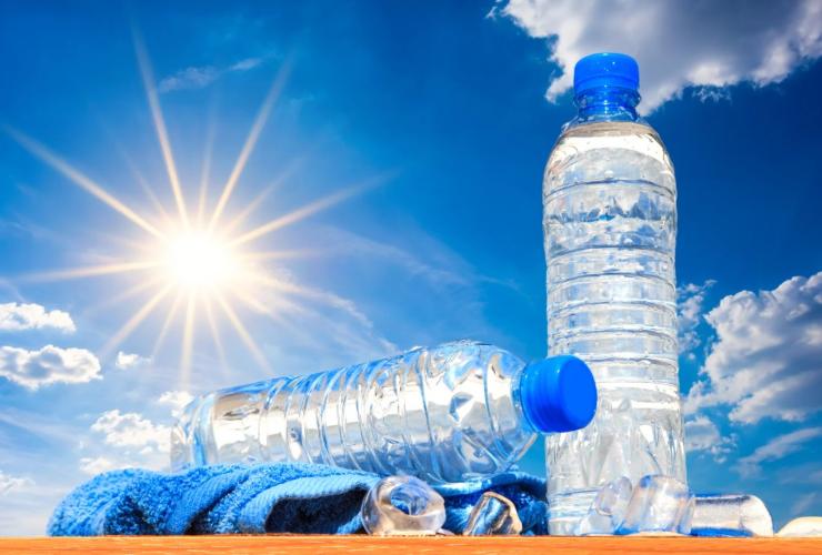 Acqua in bottiglia esposta al sole